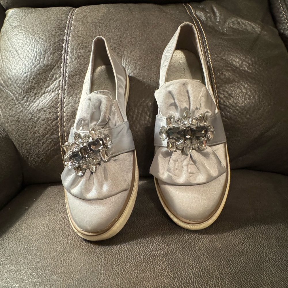 Moca Sz 10 Silver Gray Fabric Fashion Sneakers EUC😊😊